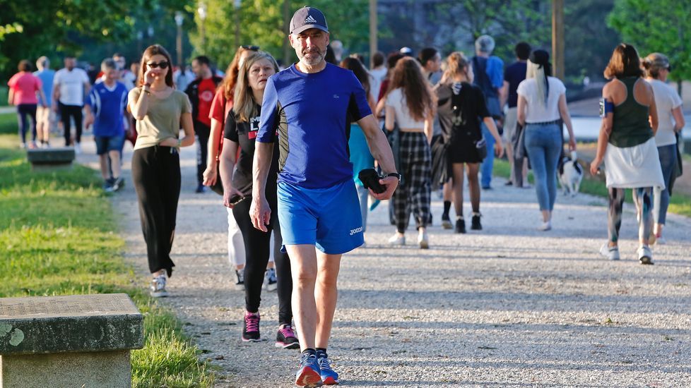 Miles de personas salen a pasear en Pontevedra en el segundo día de la desescalada