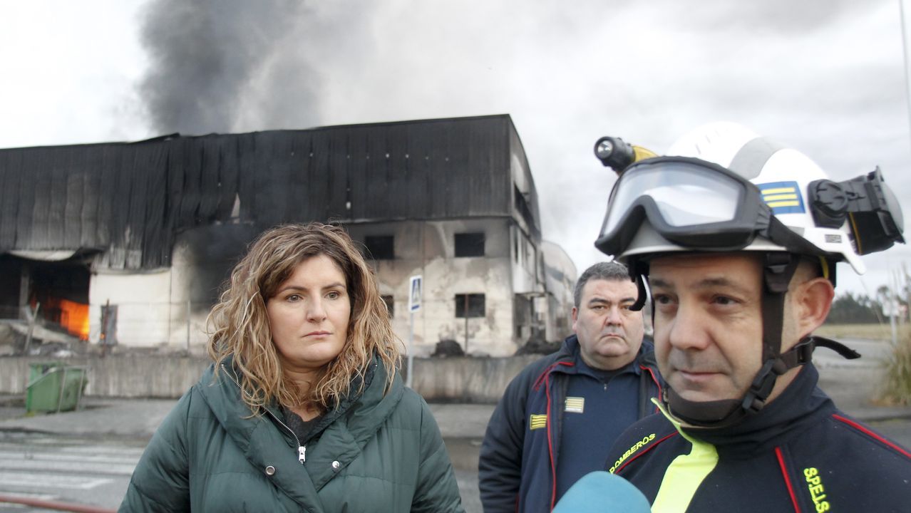 Así amaneció tras el incendio la fábrica de bolsas de papel de Narón