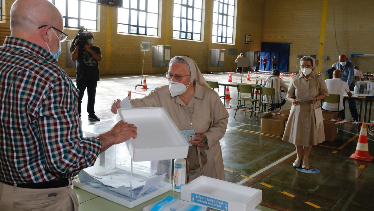 Por el coronavirus, Viveiro reubicó dos mesas electorales en la casa consistorial, donde en algunos momentos se formaron colas