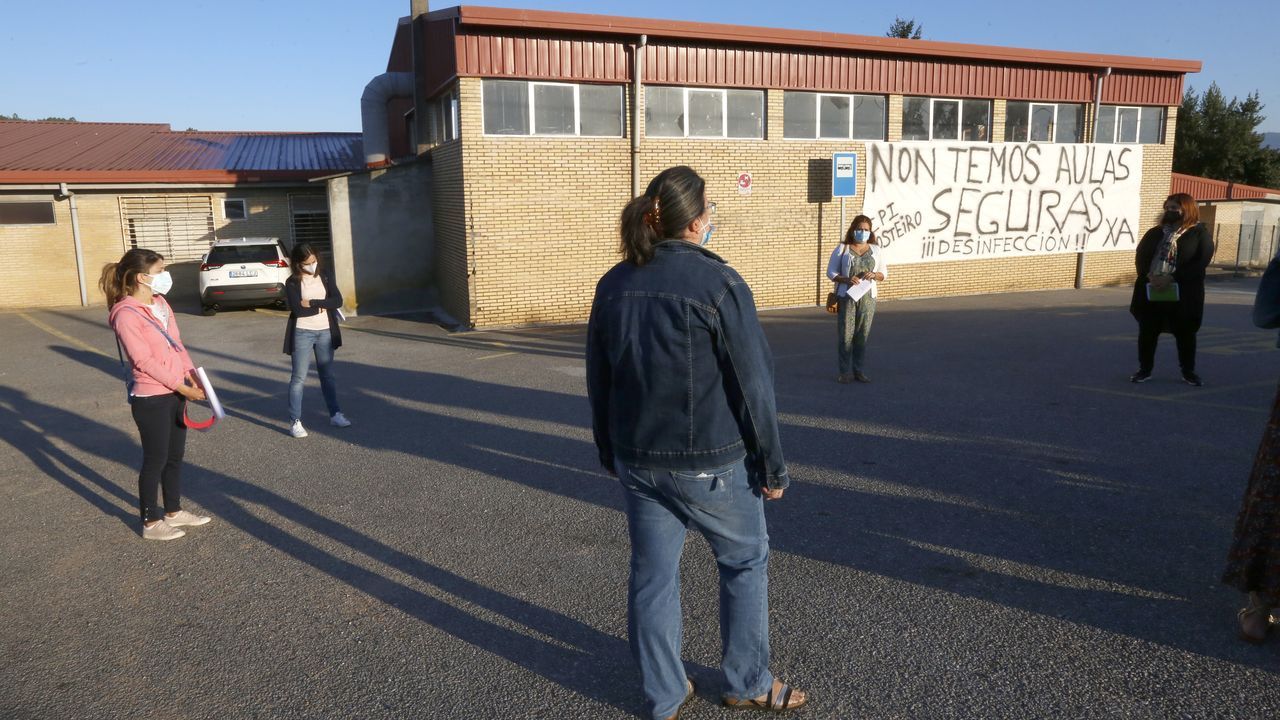 Pancarta de protesta contra la situación organizativa en los colegios en un centro de Arousa