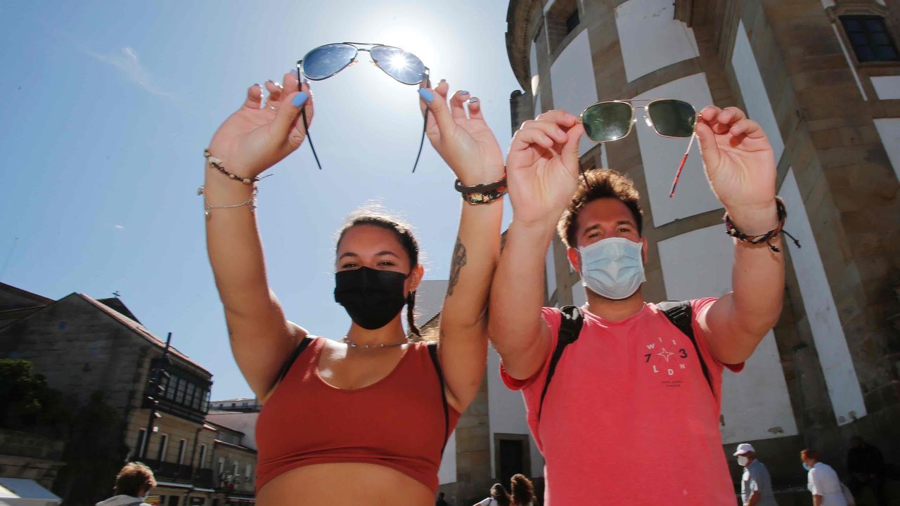 En Pontevedra, varios turistas miran el eclipse