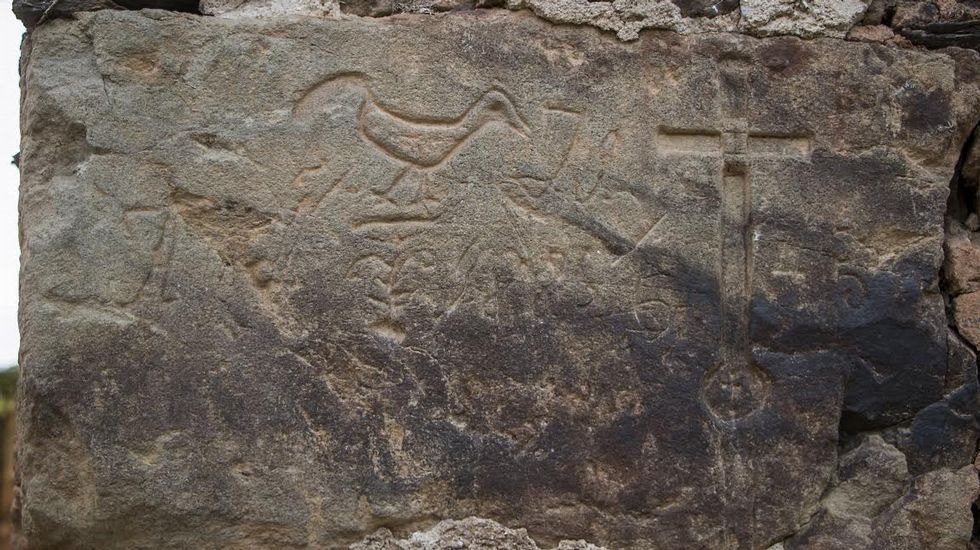 En la capilla de San Cosme se conserva una antigua lápida con unas curiosas inscripciones de origen desconocido