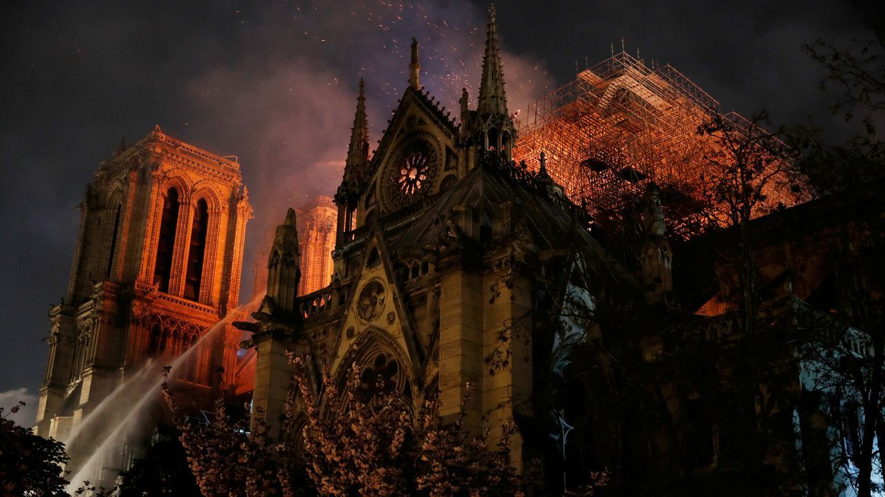 Unos bomberos dentro de la Catedral de Notre Dame