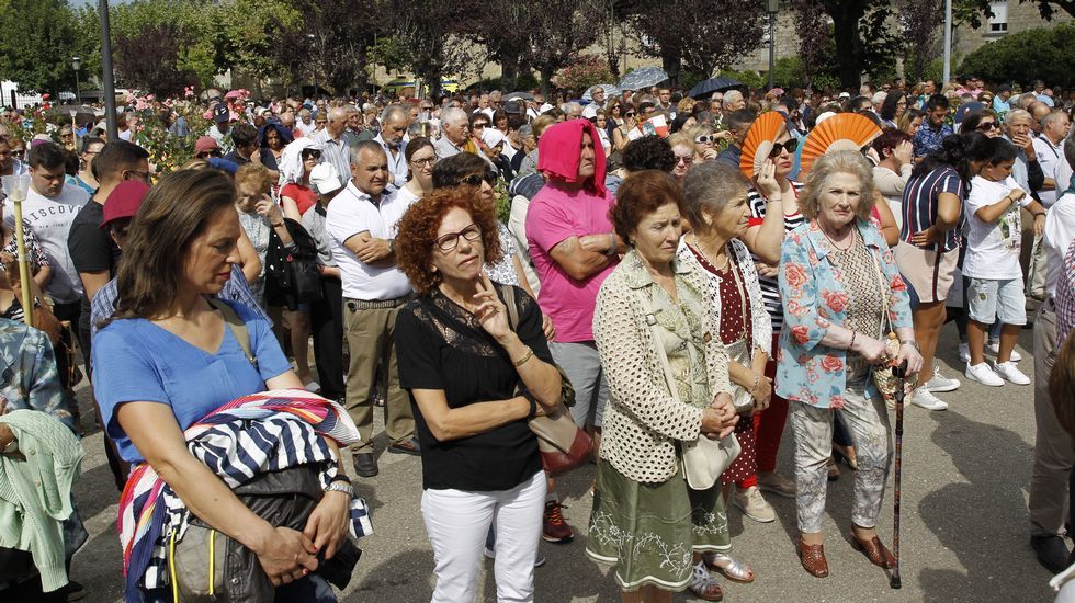 Multitudinaria procesión de Os Milagros en el santuario de Monte Medo en Baños de Molgas