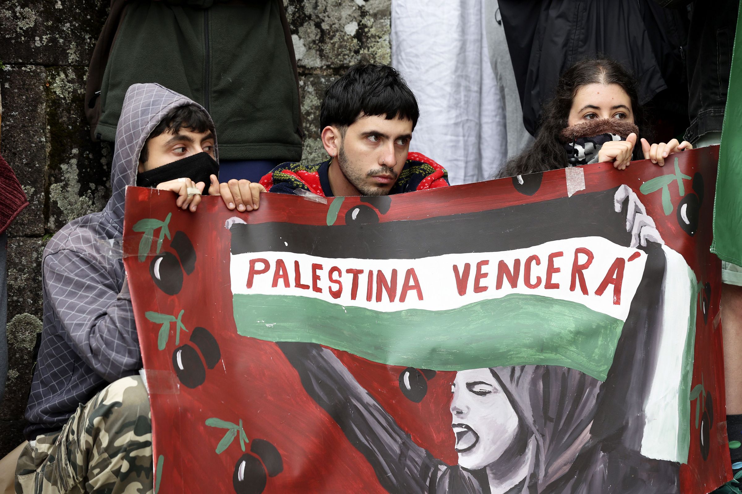 Estudantes propalestina pechedos na Facultade de Historia, dan unha rolda de prensa para dar a coecer as sas demandas  USC. 05/06/2024