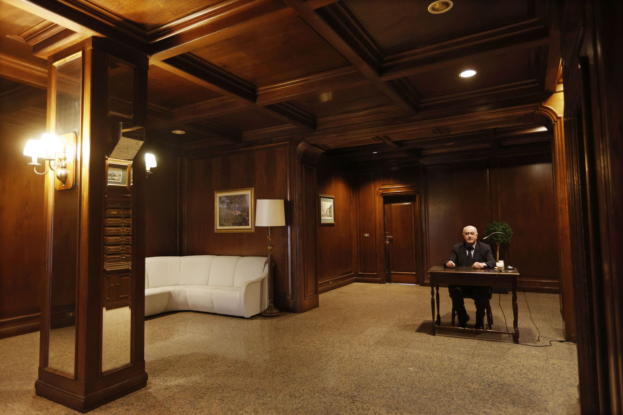 Serafn Solla, porteiro de un edificio da ra Rosala de Castro en Pontevedra. 21/11/2024