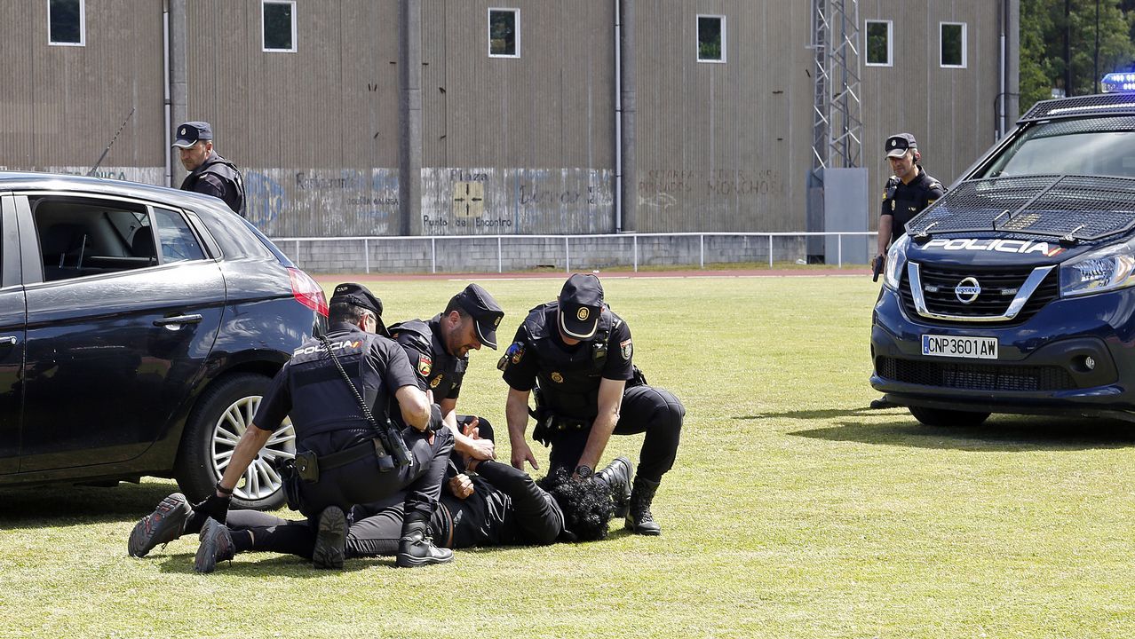 Exhibicion de la Policía Nacional para los escolares de Ribeira con helicoptero, caballería, perros de rastreo