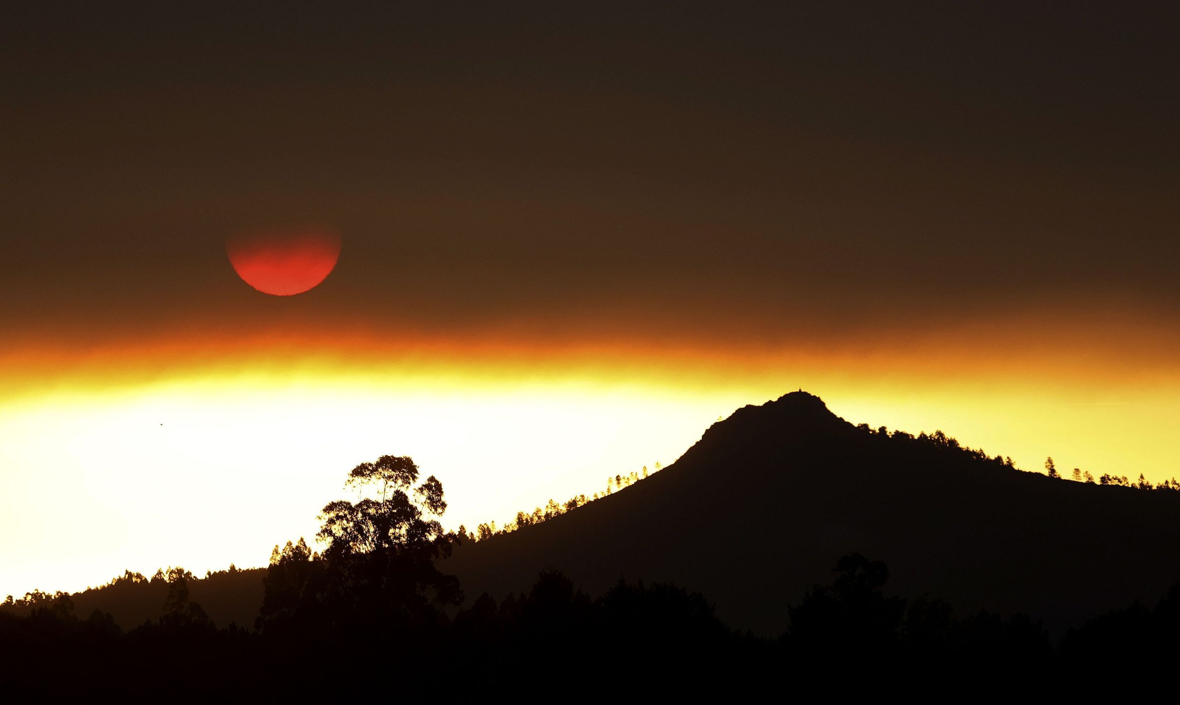 Sada do sol entre o fume procedente dos incendios que asolaron Portugal no mes de setembro. 18/09/2024