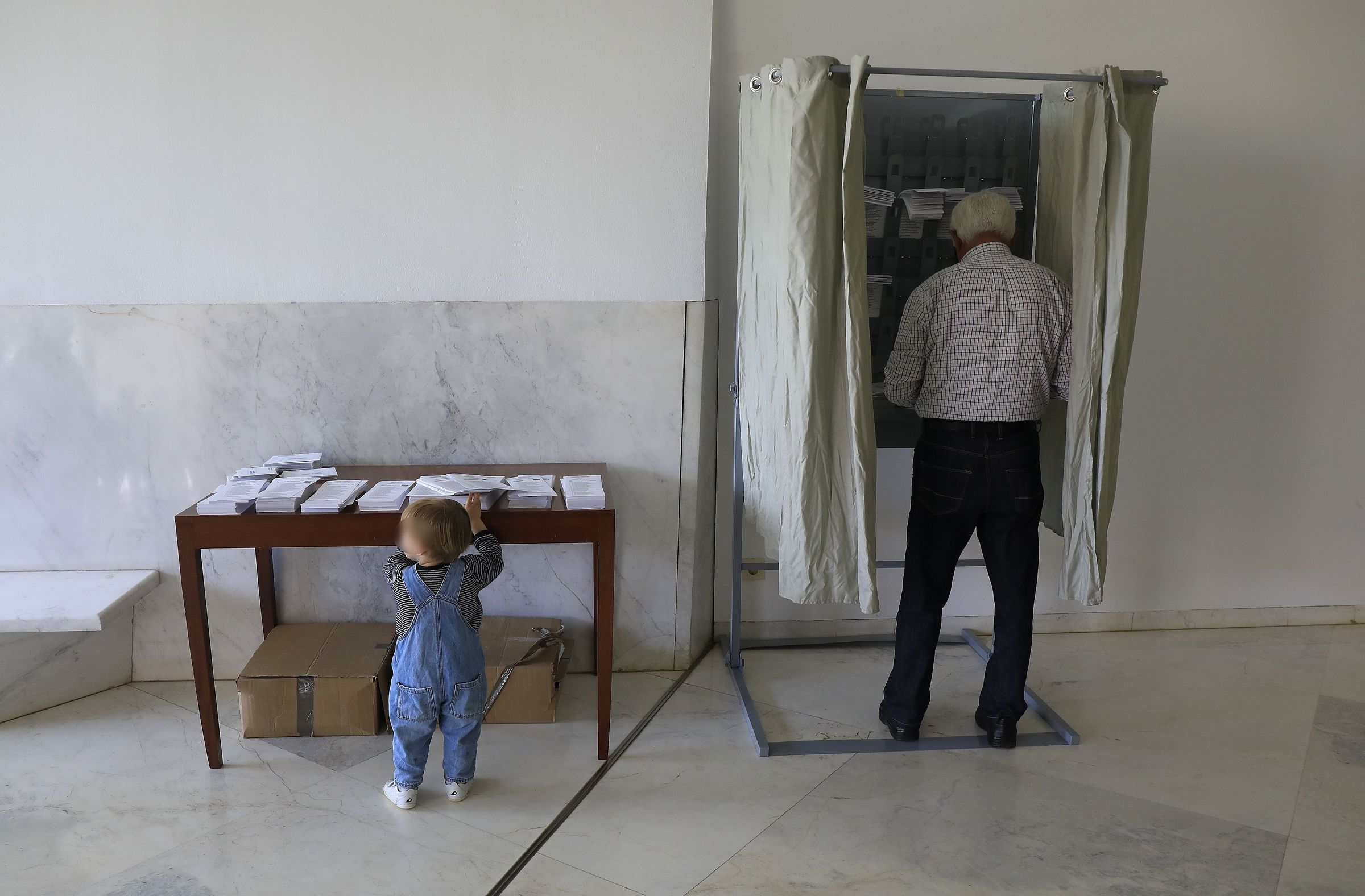 Votaci�ns �s elecci�ns municipais do 28M no colexio electoral do CGAC, en Santiago. 28/05/2023
