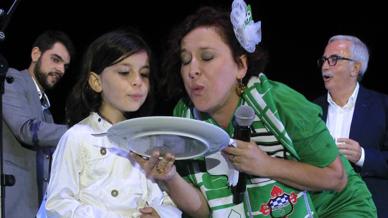 La pregonera Marián Bañobre, con su hija Cora