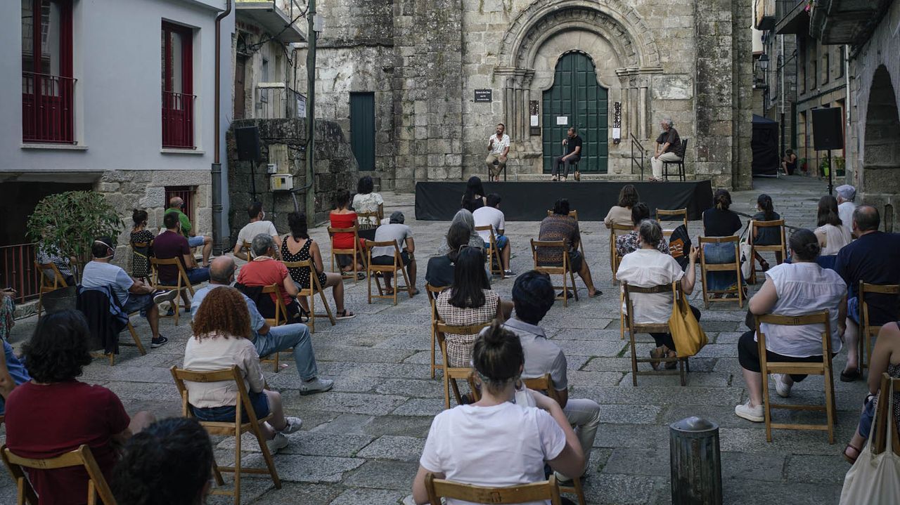 Tres vellas (polo menos) en la plaza de San Xoán