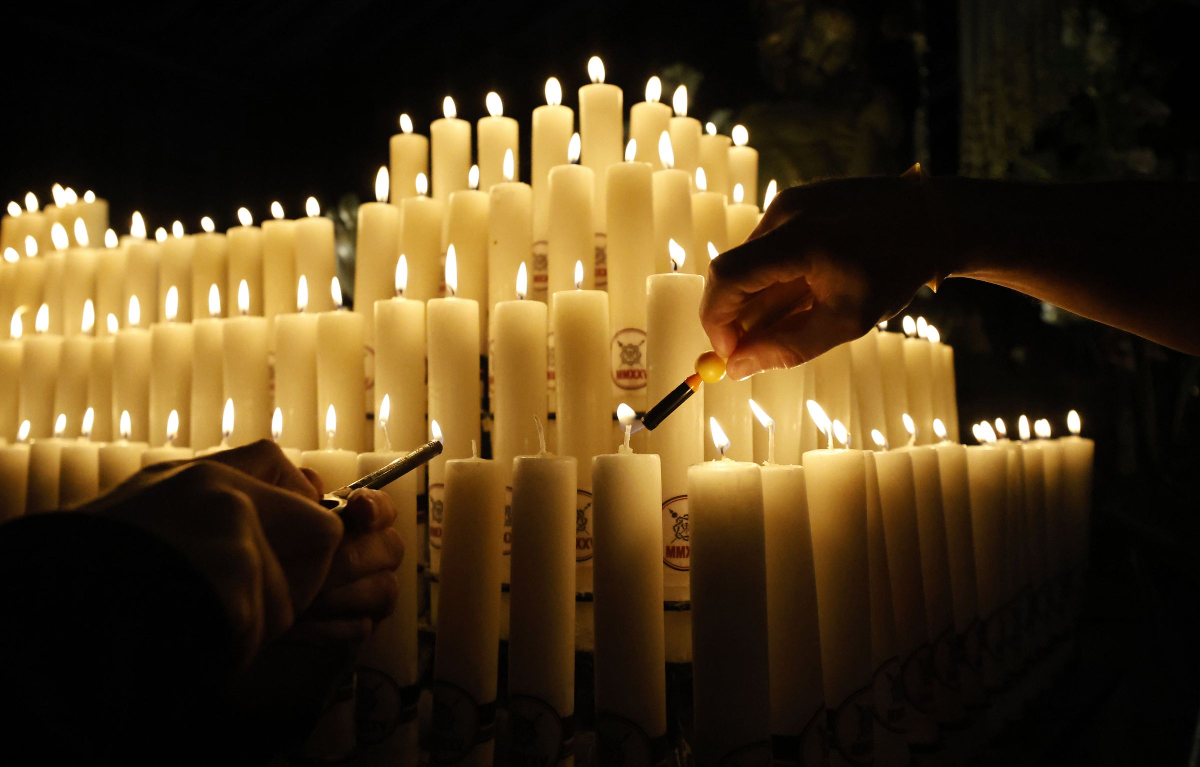 Prendido de cirios dun dos pasos da procesin de La Pasin en Viveiro. Finalmente foi suspendida a causa da choiva. 18/04/2025