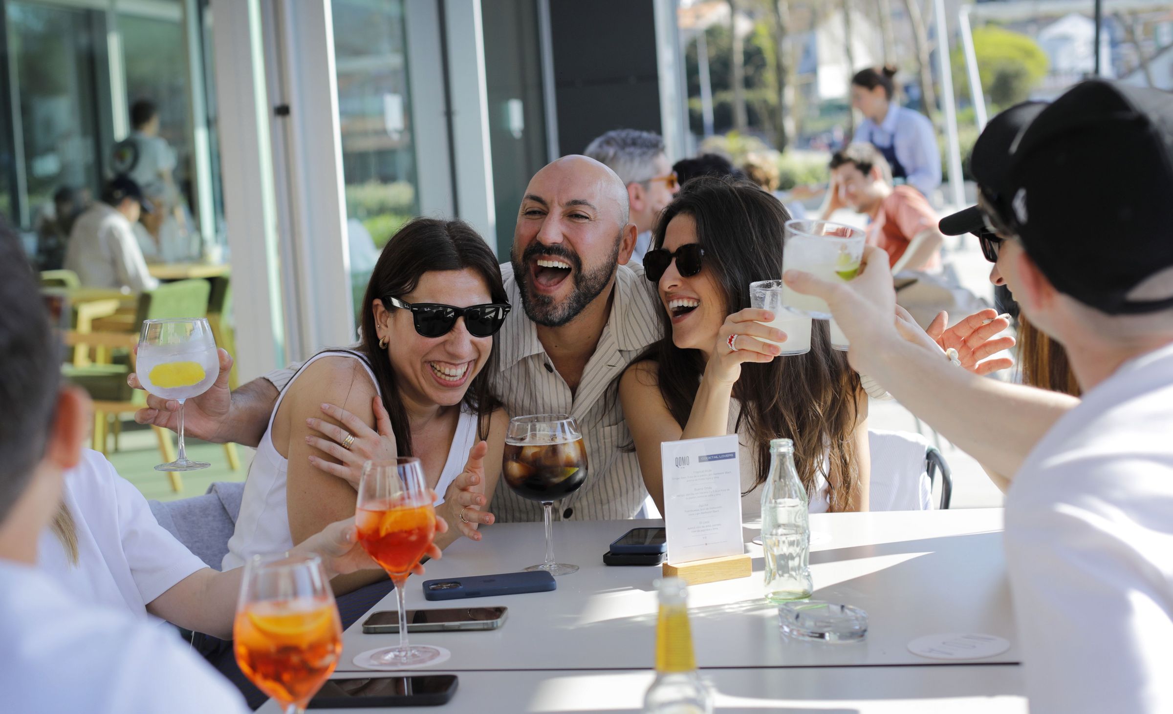 Ambiente de terraceo no hotel Noa Boutique de Oleiros. 12/04/2024