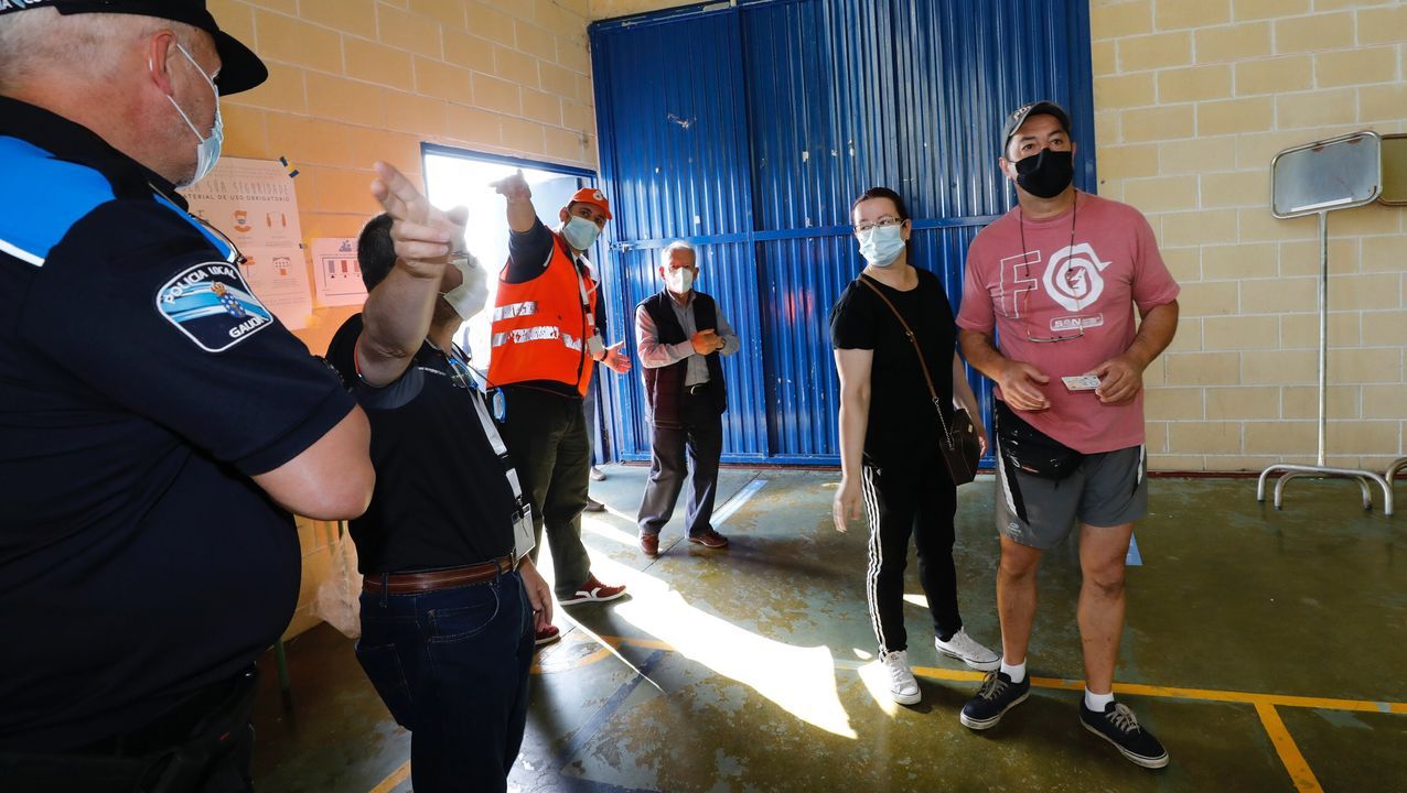 Por el coronavirus, Viveiro reubicó dos mesas electorales en la casa consistorial, donde en algunos momentos se formaron colas