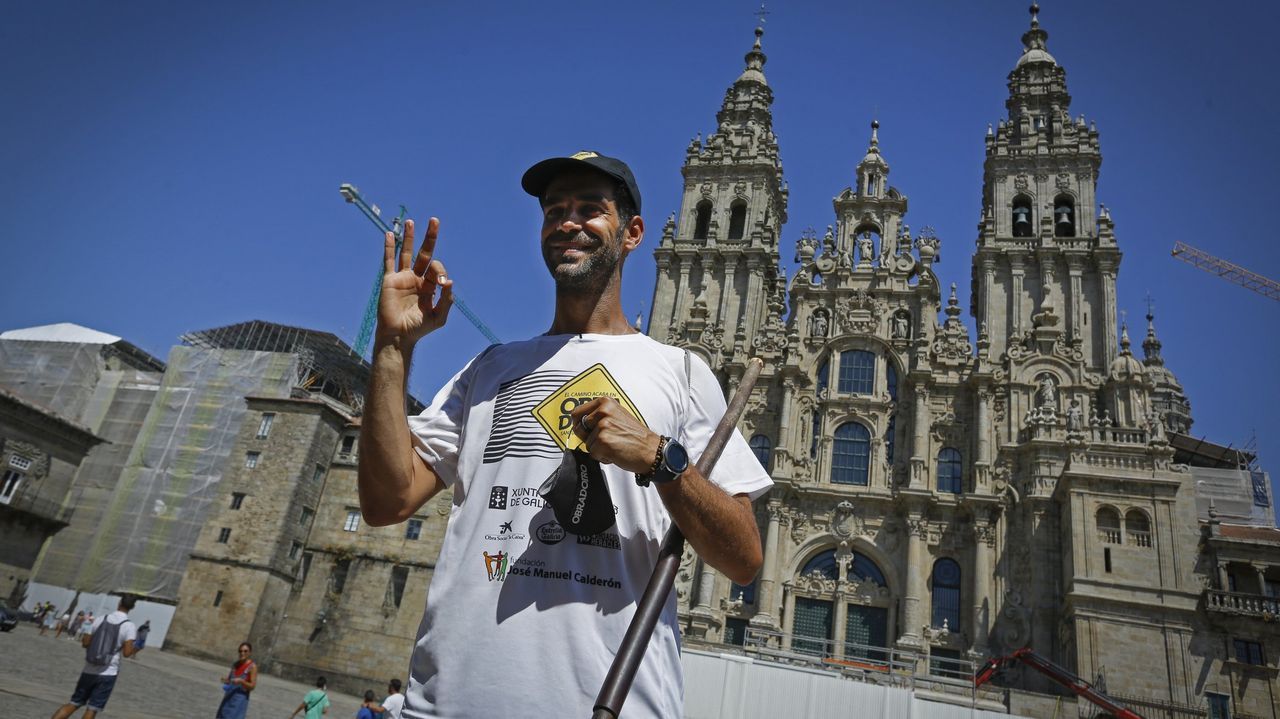 Llegada de seis afectados de ELA a la plaza del Obradoiro.Los autocaravanistas se hicieron la foto de familia frente a la Catedral de Santiago
