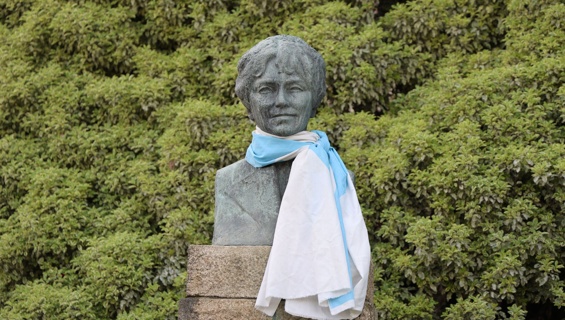 O busto de Rosala de Castro loce unha bandeira galega a modo de pano no Dia das Letras Galegas. 17/05/2025