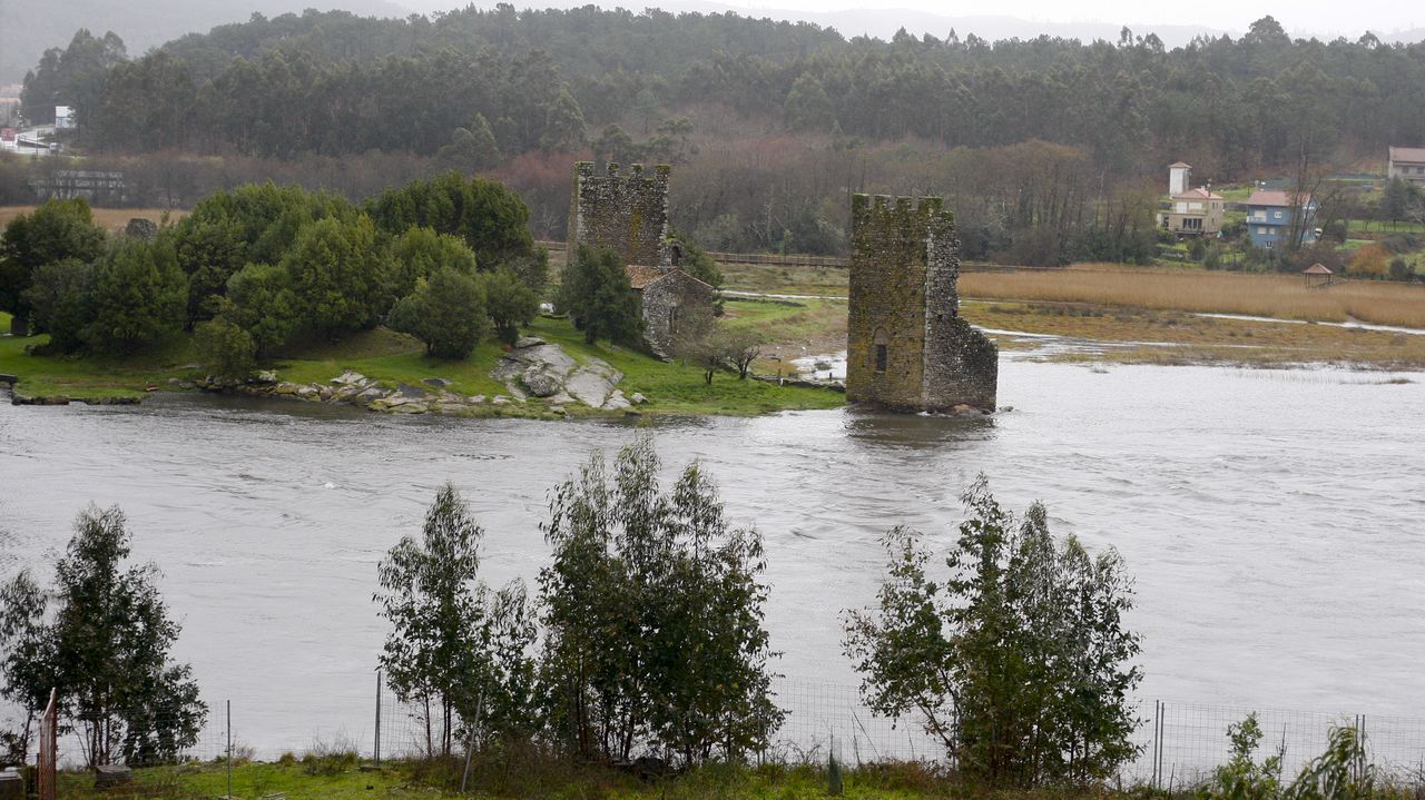 A Illa se puede recorrer andando y disfrutar de sus espacios naturales es un lujo, tambien en invierno.Las Torres son la visita obligada en Catoira