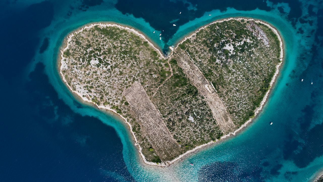 Isla con forma de corazón en la costa croata