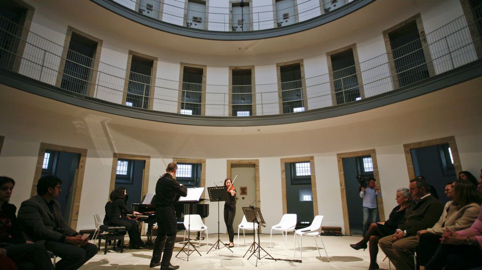 Un concierto de Lugo Camerata, en el patio central de la prisión, fue el primer acto cultural para inaugurar este centro