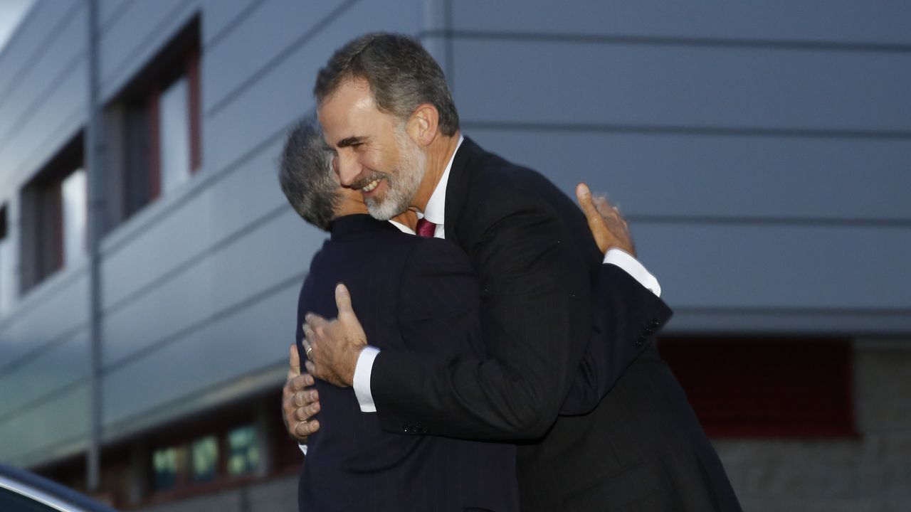 El Rey se fundió en un abrazo con Rebelo de Sousa a su llegada al Museo Santiago Rey Fernández-Latorre