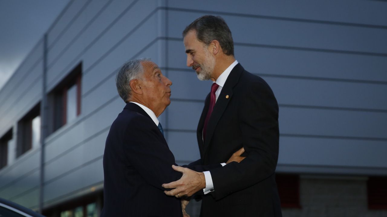El Rey se fundió en un abrazo con Rebelo de Sousa a su llegada al Museo Santiago Rey Fernández-Latorre