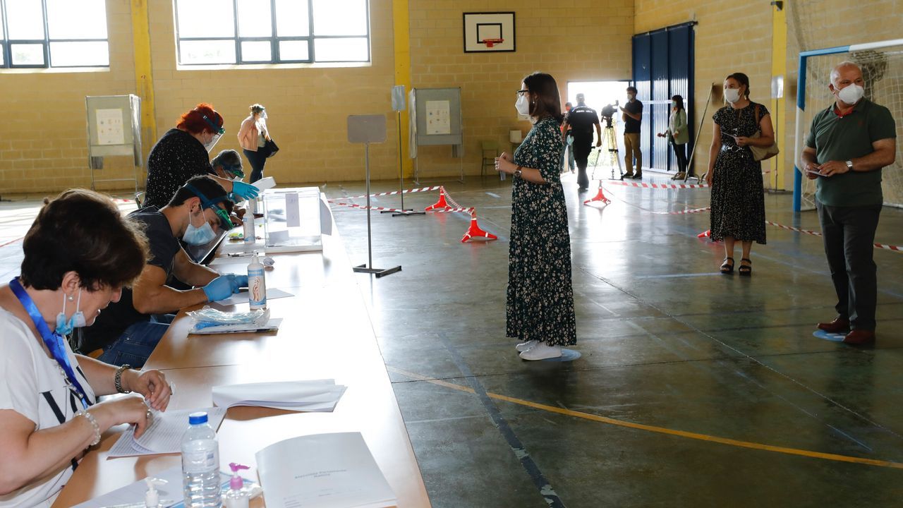 Por el coronavirus, Viveiro reubicó dos mesas electorales en la casa consistorial, donde en algunos momentos se formaron colas