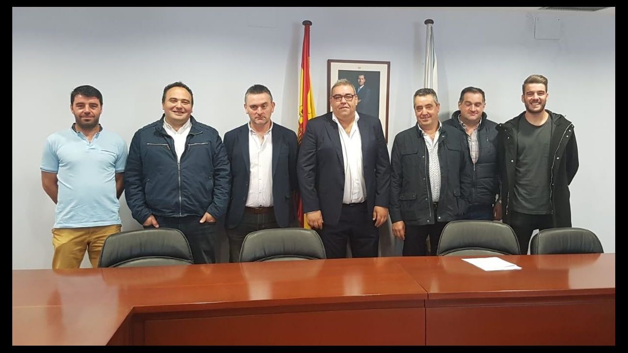 Cambre.José Antonio Santiso, alcalde de Abegondo con mayoría absoluta del PP, muestra el bastón de mando acompañado por toda la corporación