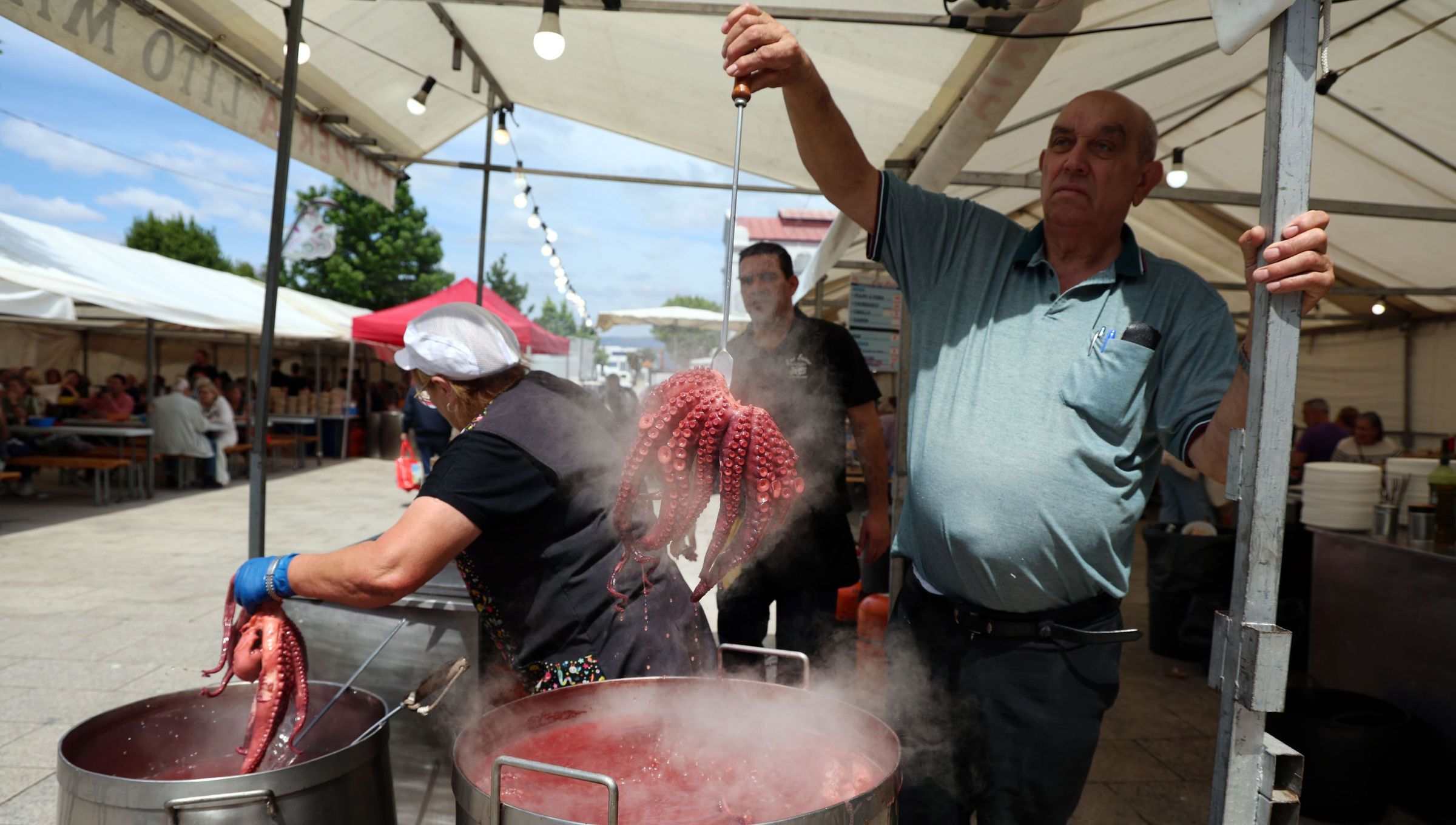 O polbo non faltou na romera urbana de Santa Rita, en Vilagarca. 22/05/2025