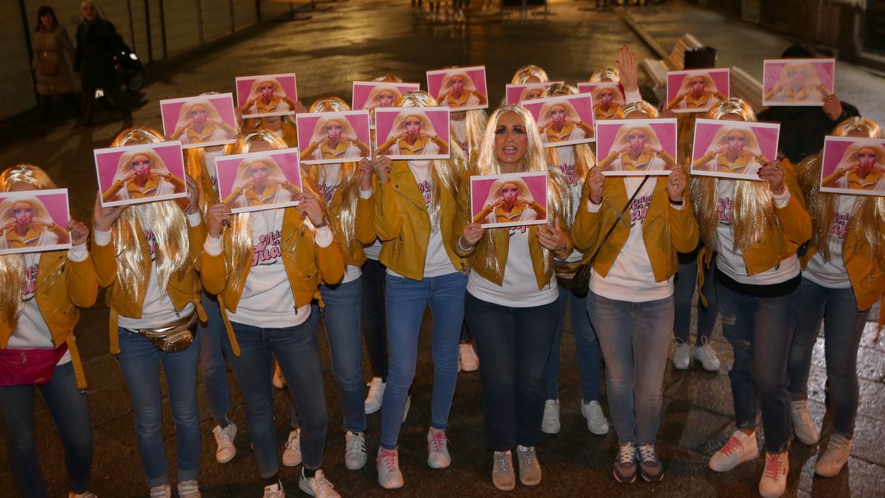 .Un grupo de mujeres disfrazadas de La Vecina Rubia