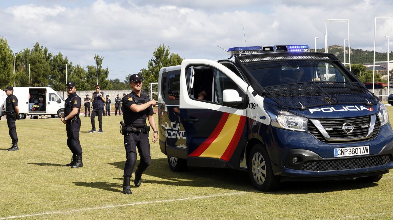 Exhibicion de la Policía Nacional para los escolares de Ribeira con helicoptero, caballería, perros de rastreo