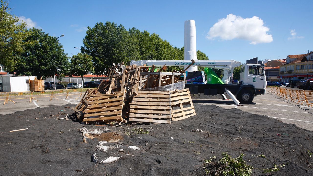 Pila de madera para celebrar el San Juan en la Plaza Marqués de Valterra.
