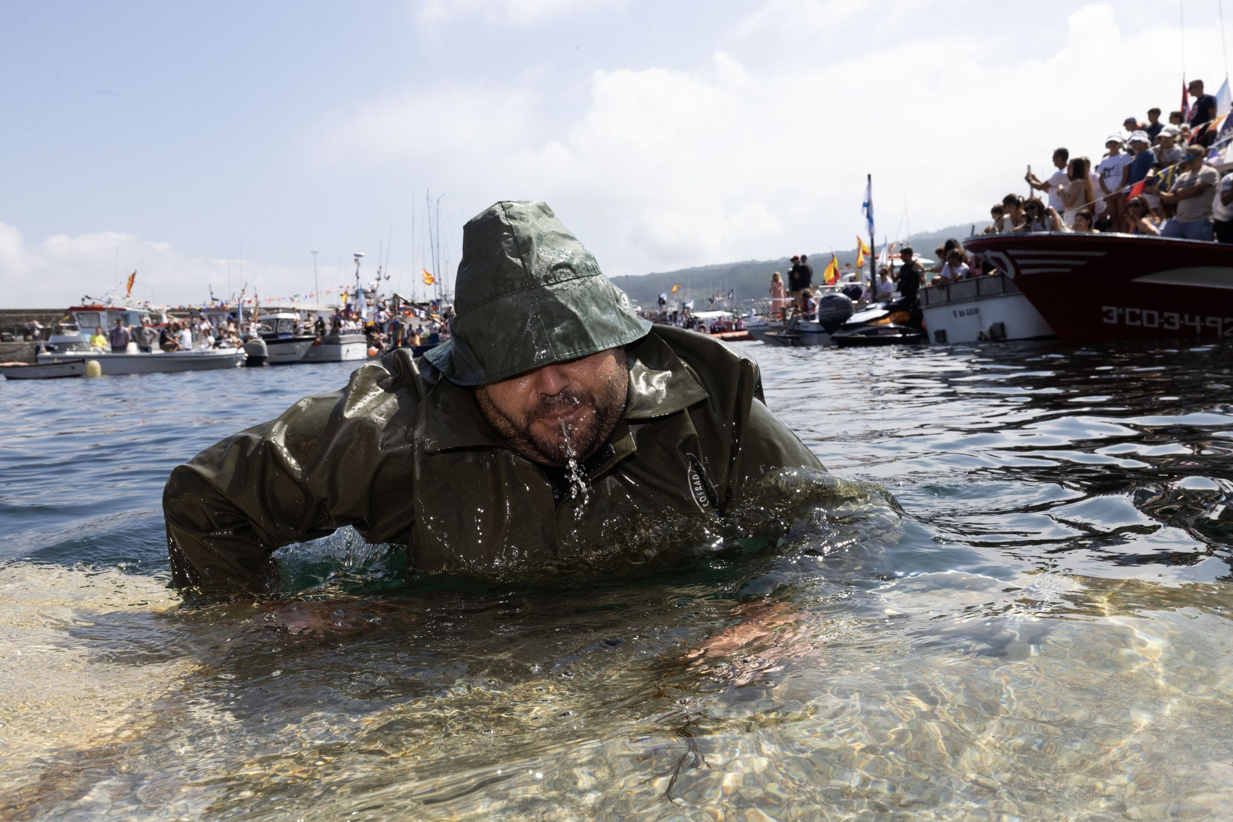 Un nufrago sando da auga.  o momento mis sentido e emocionante das festas de Laxe. 17/08/2025