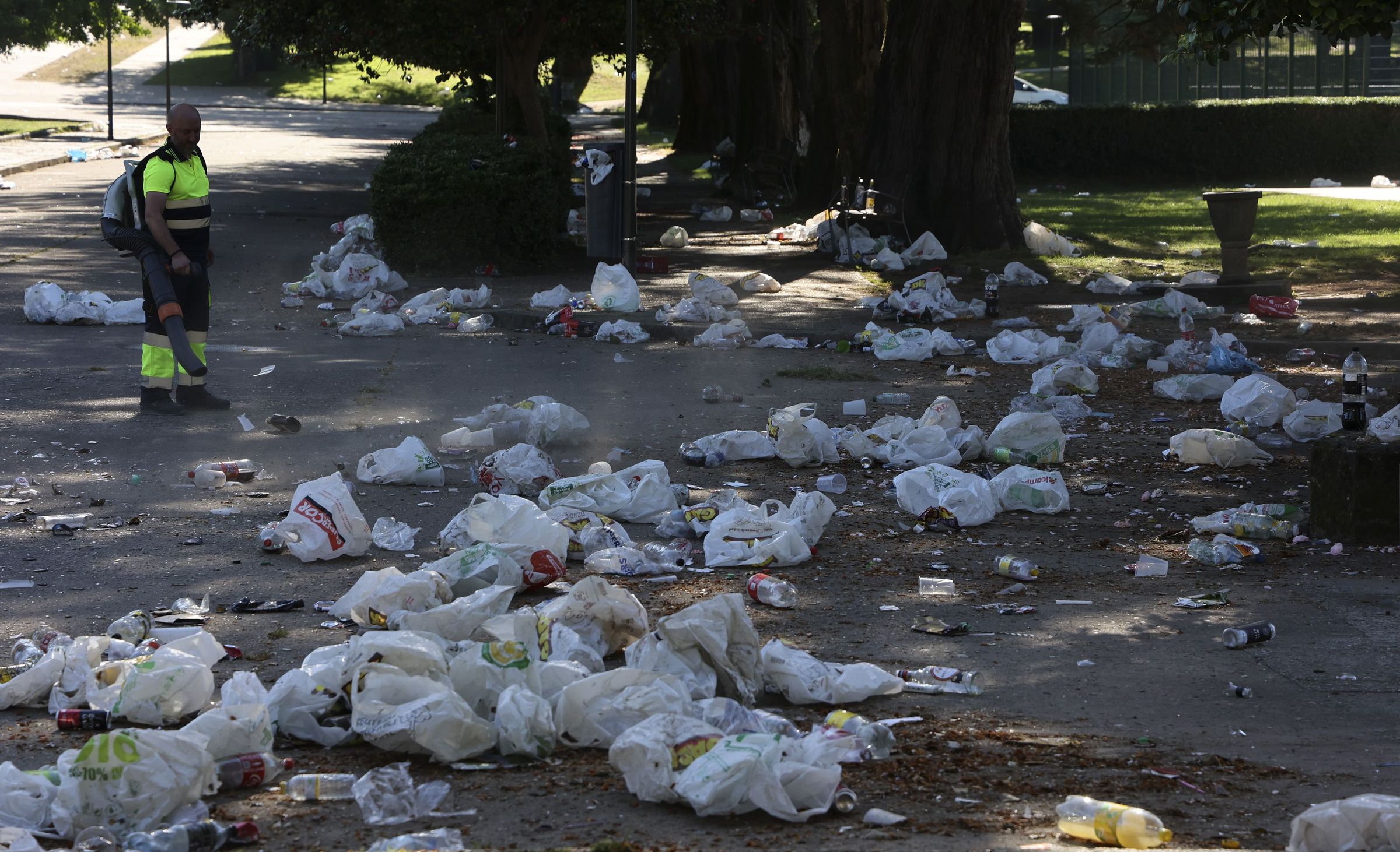 Restos do botelln no campus universitario de Santiago. 29/05/2025