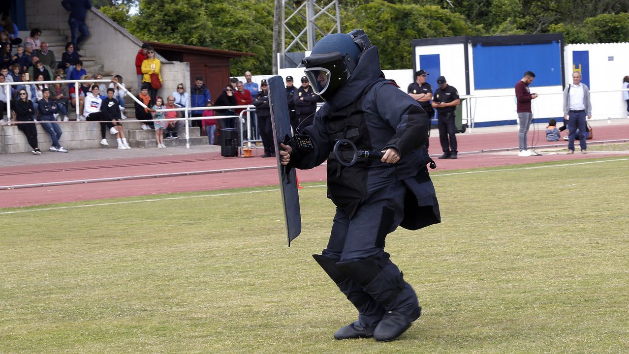 Exhibicion de la Policía Nacional para los escolares de Ribeira con helicoptero, caballería, perros de rastreo