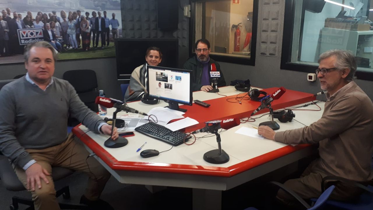 coruna.En el centro, la ganadora del concurso, Mar�a del Carmen L�pez Ruiz, nacida en Sada y residente en A Pasaxe, acompa�ada de la segunda clasificada, Manuela Pati�o, de Porto do Son (a la derecha), y la tercera, Mar�a Luisa Pombo, de Uxes (a la izquierda)