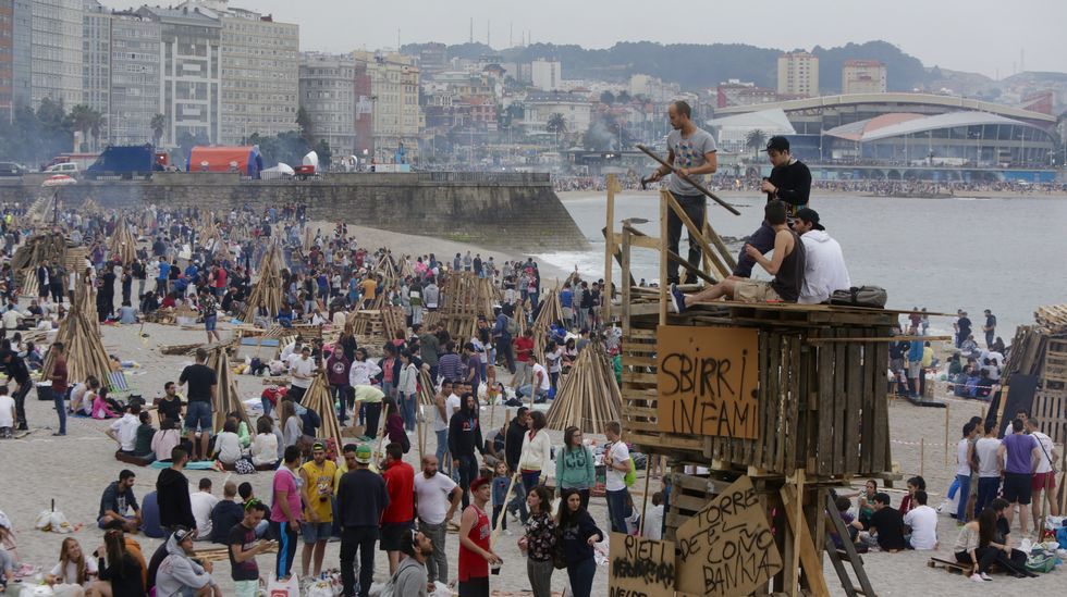 Así estaba la playa del Orzán a las 10.30 horas con los «sanjuaneros» tomando posiciones