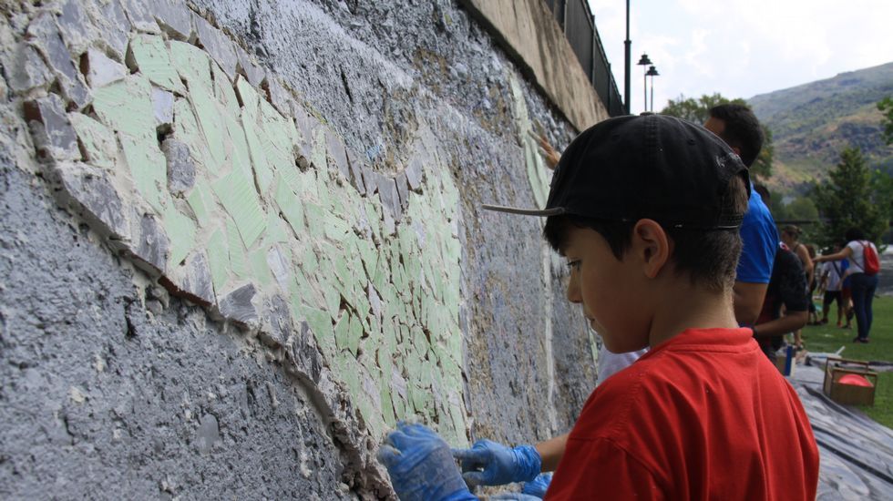 Gerardo Rodríguez, Chere, dirige la elaboración de un mural en el Malecón junto al río Sil