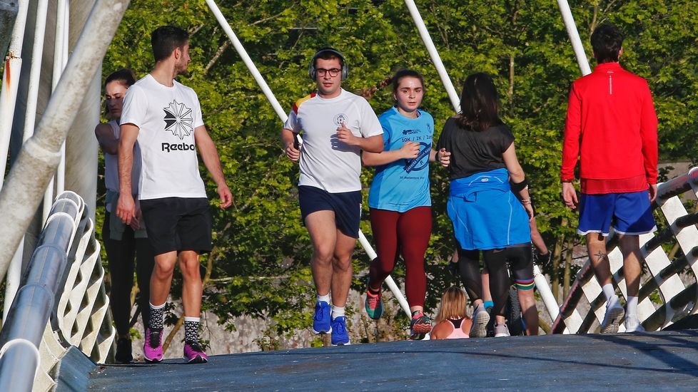 Miles de personas salen a pasear en Pontevedra en el segundo día de la desescalada