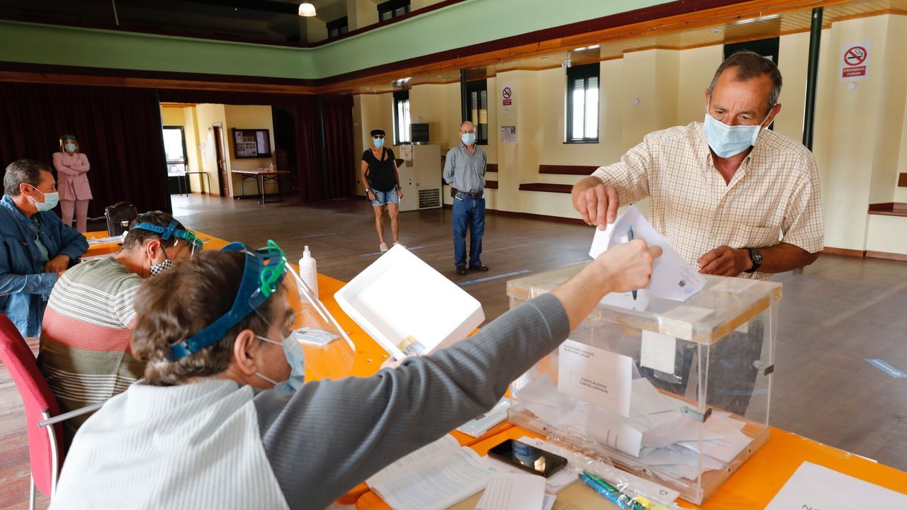 Por el coronavirus, Viveiro reubicó dos mesas electorales en la casa consistorial, donde en algunos momentos se formaron colas