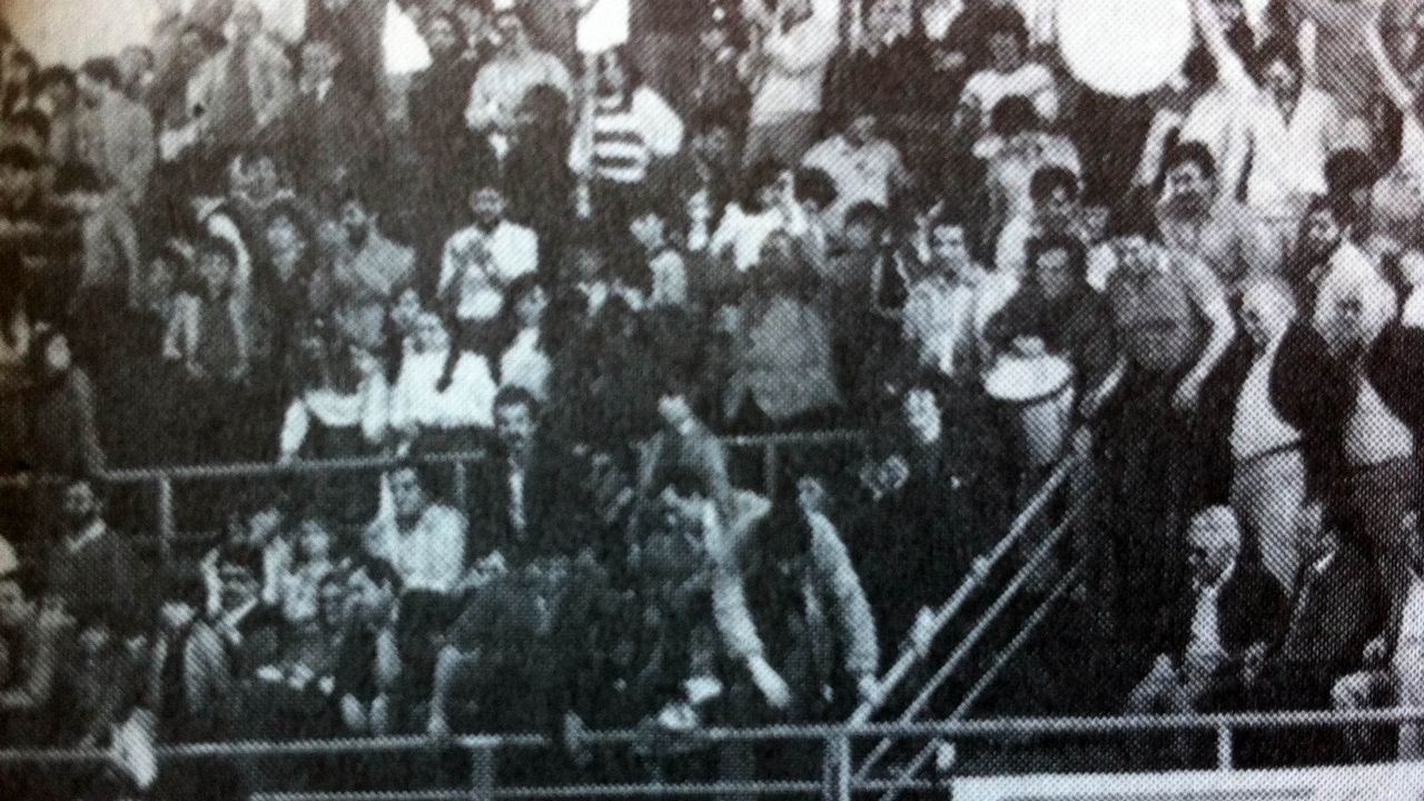 Aficionados obradoirista en Mataro en el que el Obra logro la victoria (86-89) en los últimos minutos.