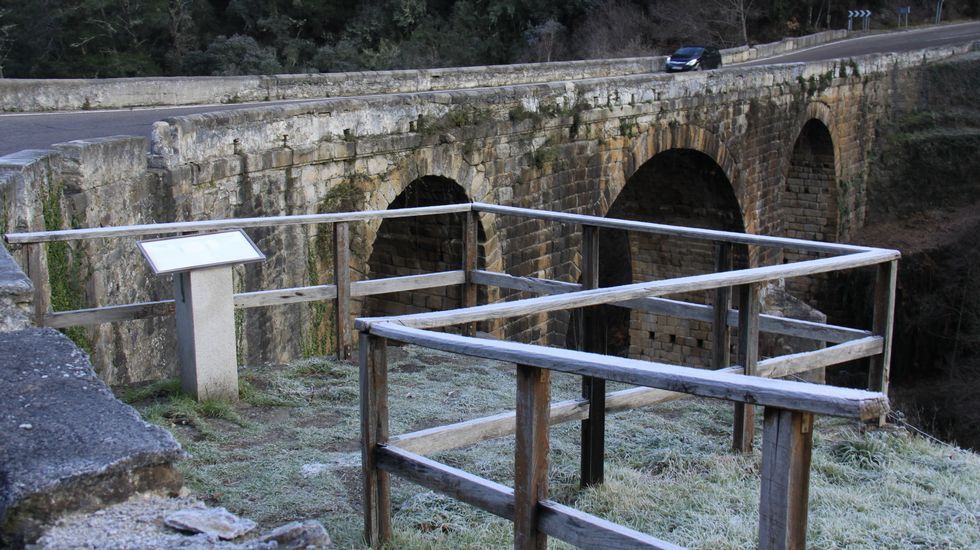 Carámbanos.El mirador del puente Bibei en Trives también está helado