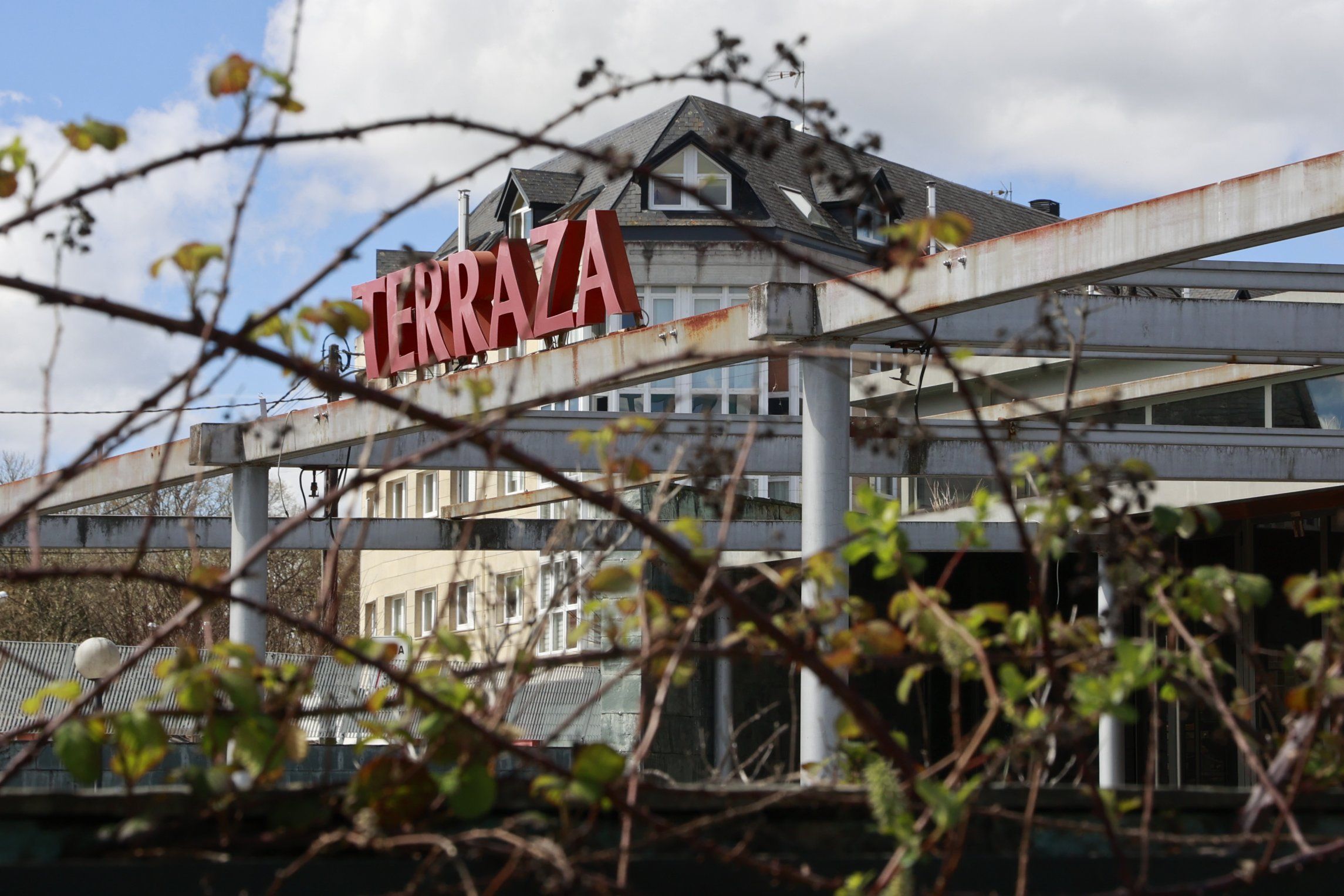 Estado de abandono do Hotel Villamart�n e da Discoteca Troco cando est�n a punto de cumprirse 9 anos do peche do complexo hoteleiro de Vilalba, hoxe � venda por parte de Solvia, a inmobiliaria do grupo Intrum. 07/04/2024