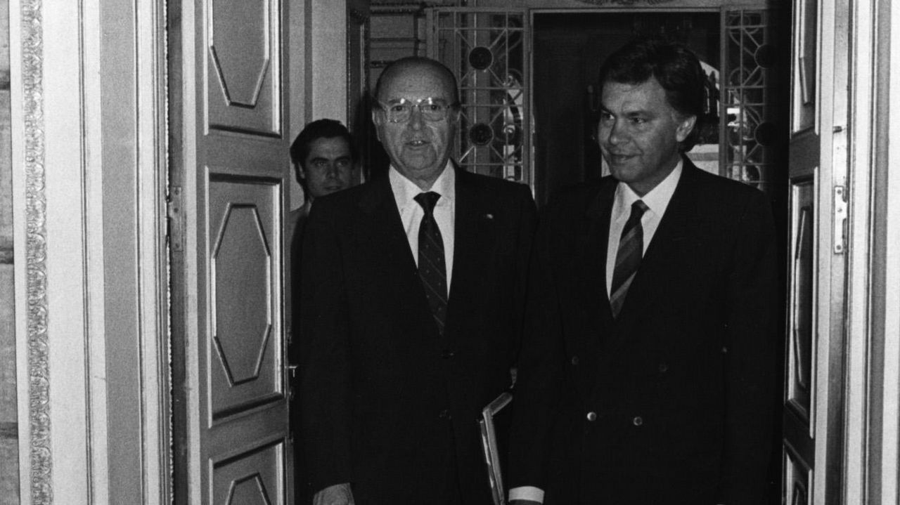 Fernández Albor recibe al entonces presidente del Gobierno, Felipe González, en el palacio de Raxoi