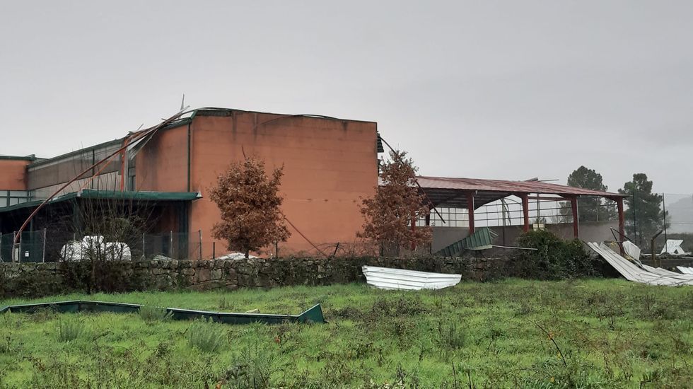 ASÍ HA CASTIGADO EL TEMPORAL A OURENSE.Elsa arrancó el tejado del IES Castro de Baroncelli en Verín