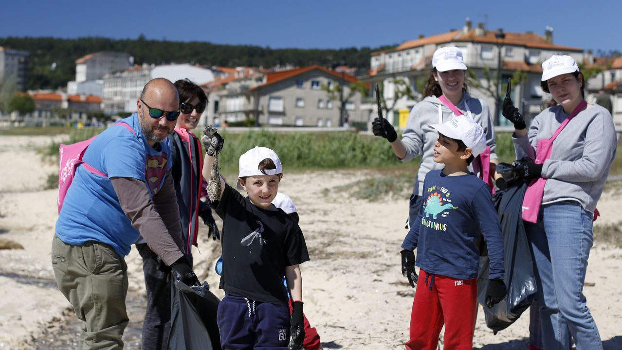 Limpieza multitudinaria de alumnos del Centro Británico que también se realizará en otros cinco arenales del norte de España EN LA PLAYA DE COROSO