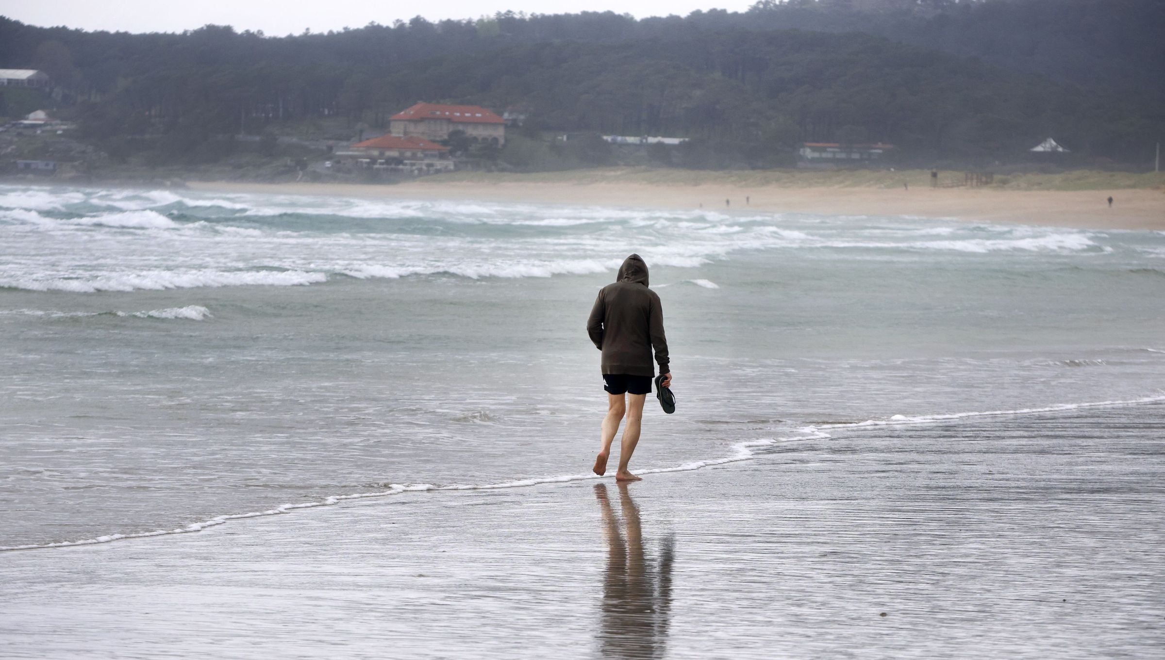 Paseo con mal tempo pola praia de A Lanzada en Semana Santa. 19/04/2025