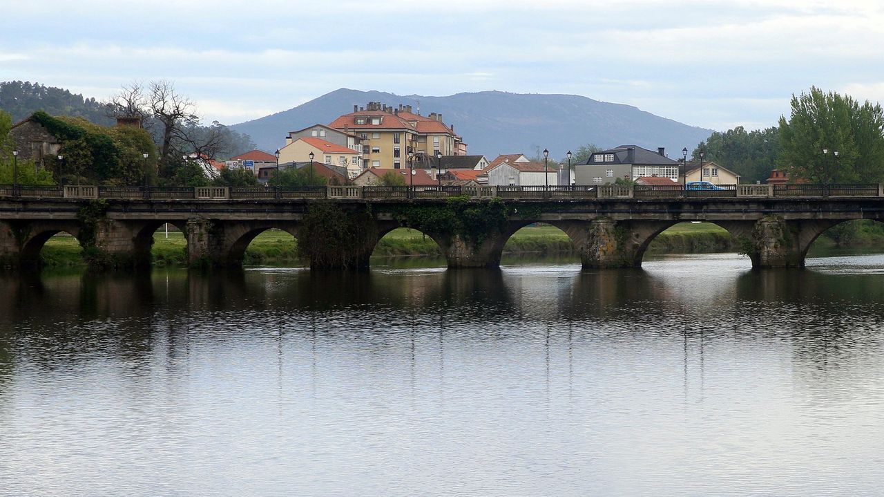 Escultura de la Bella Otero, Valga.El puente romano que separa Padrón y Pontecesures es una de las postales imprescindibles en el municipio