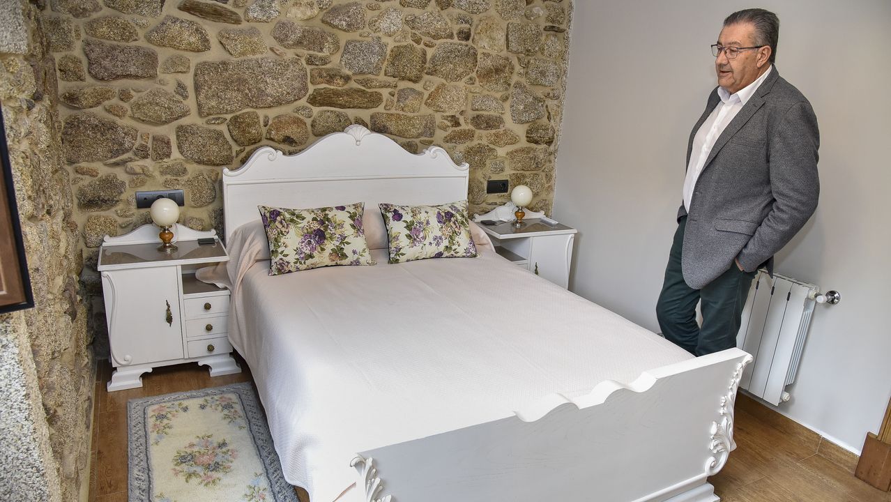Casa de Horta, una de las viviendas más exclusivas de la comarca, nos abre sus puertas.Otro de los dormitorios. Los muebles también son antiguos y se han lacado en blanco