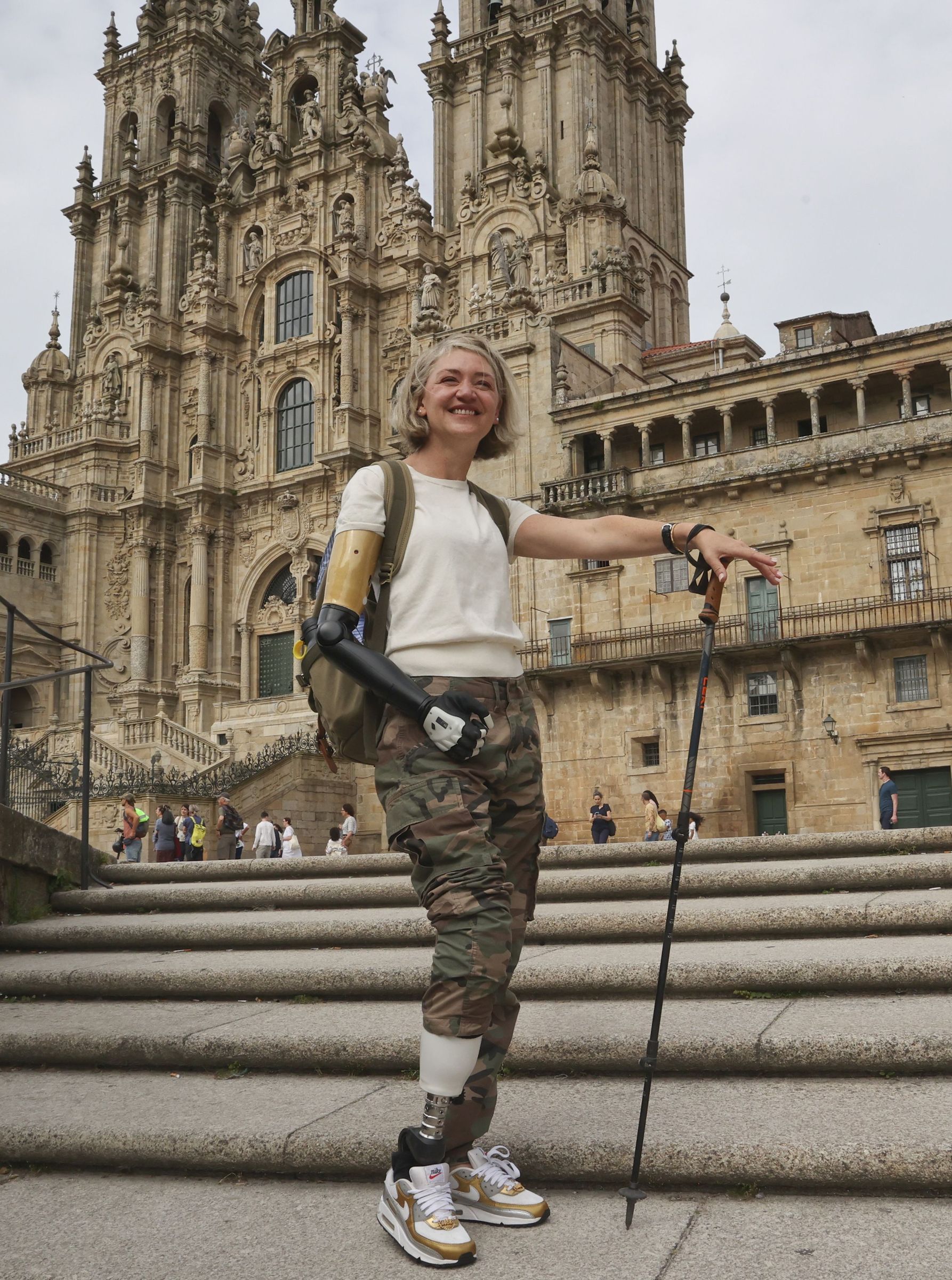 Sarah de Lagarde, a peregrina binica, con prtesis de brazo e perna no Obradoiro. 31/05/2025