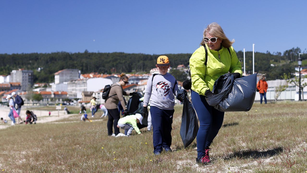 Limpieza multitudinaria de alumnos del Centro Británico que también se realizará en otros cinco arenales del norte de España EN LA PLAYA DE COROSO